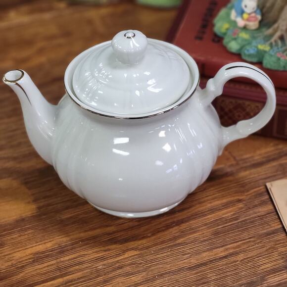 Regal Manor Fine China Teapot by Robinson Design Group, Made in Japan 1989 - Picture 2 of 10